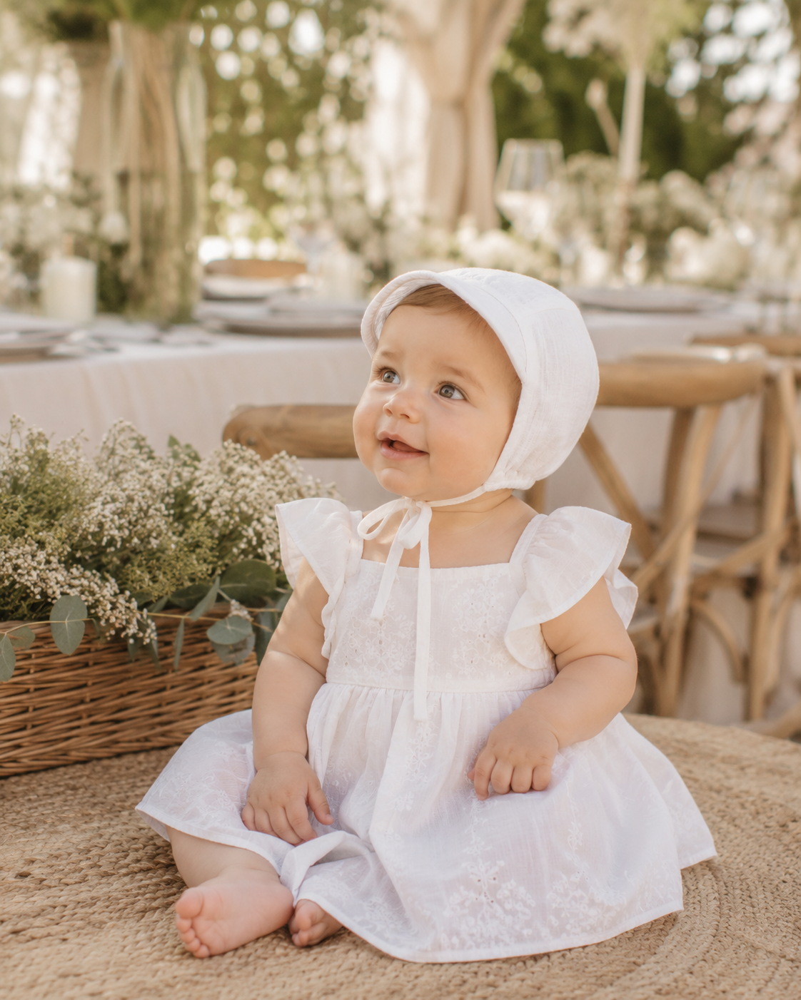 Bonnet in mussola con visiera