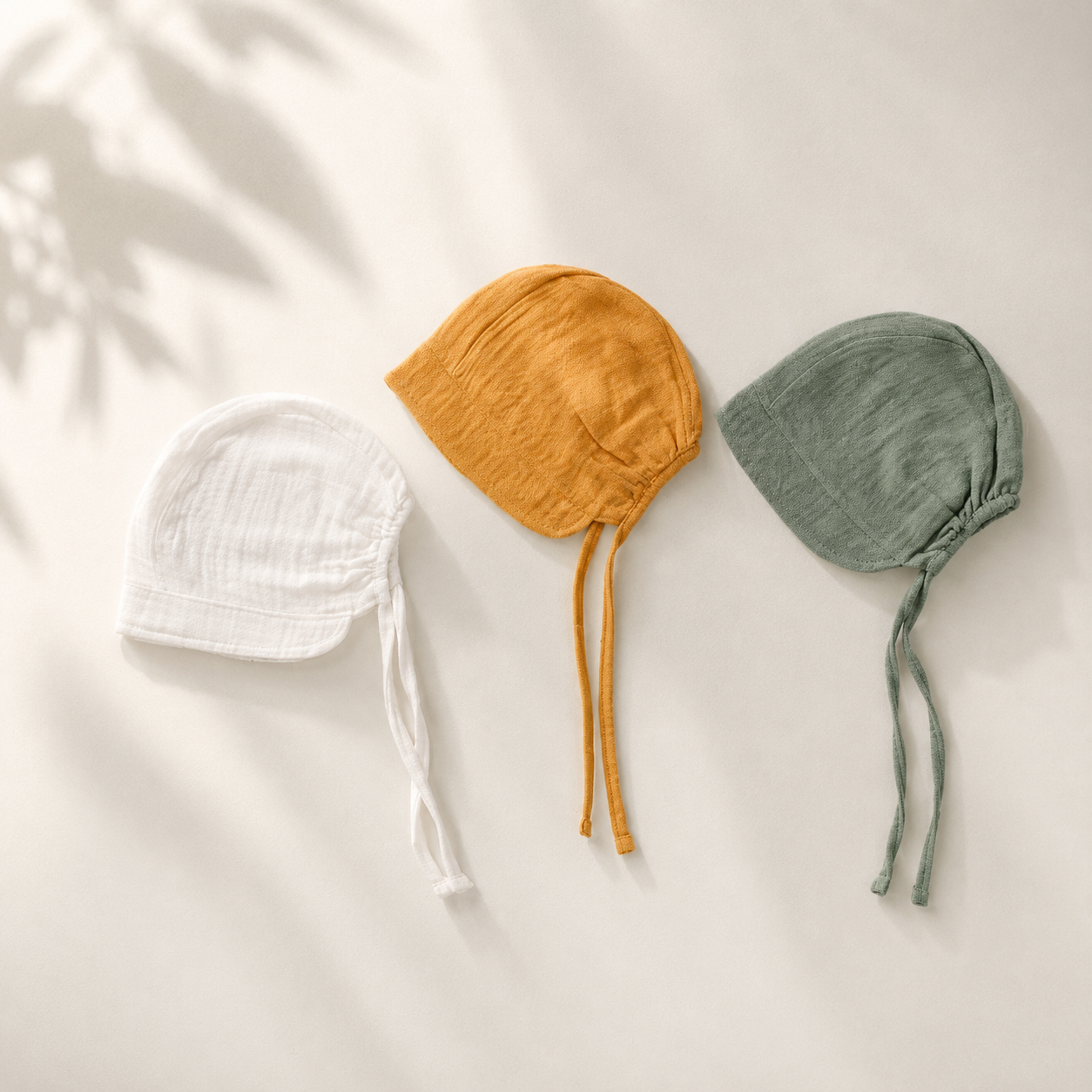 Bonnet in mussola con visiera