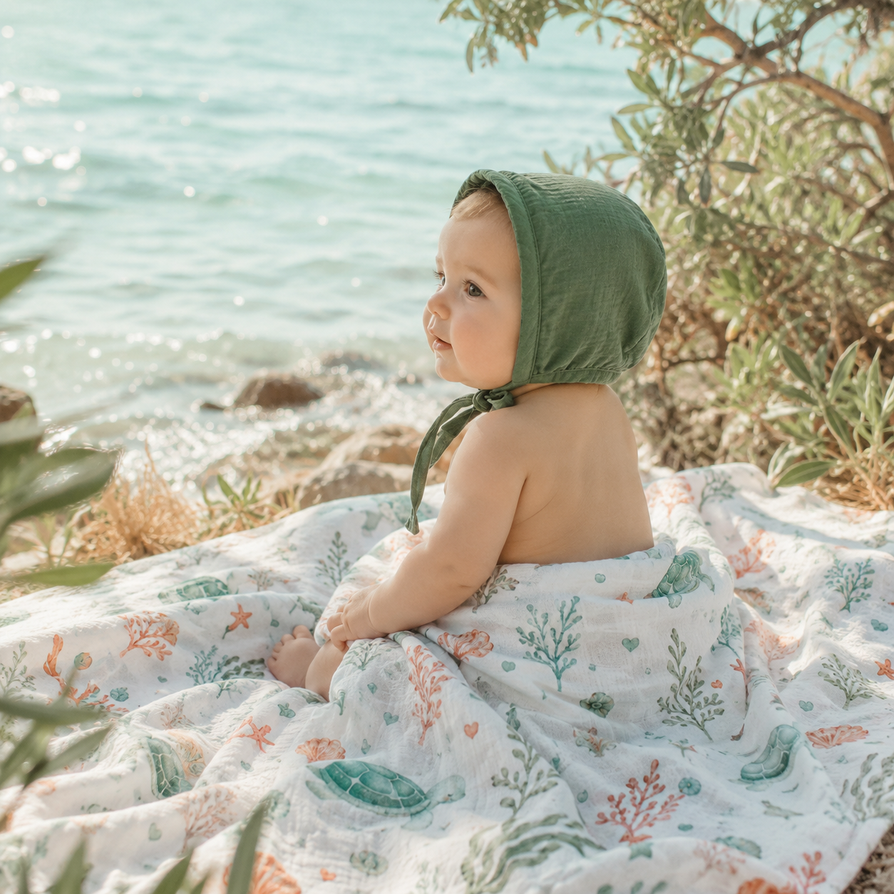 Bonnet in mussola con visiera